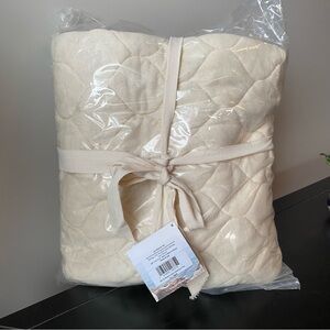 NWT Twin Cotton Quilted Mattress Cover